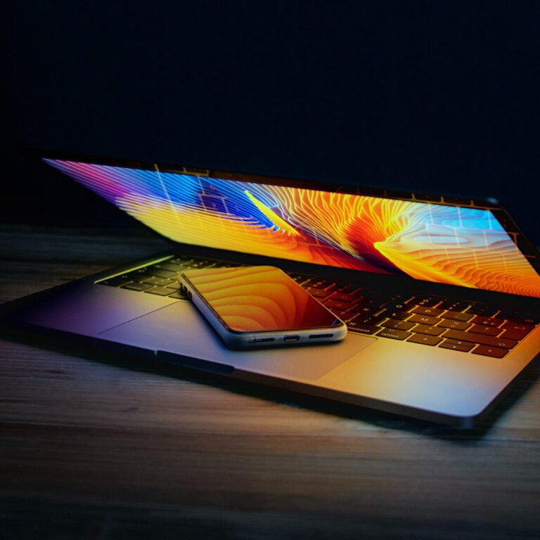 laptop-on-table-in-the-dark